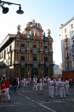 Pamplona, İspanya; 07 10 2012. San FermIn festivali Pamplona kentinde her yıl düzenlenen bir haftalık kutlamadır. Kasaba Meydanı 'ndaki insanlar.