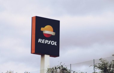 Alcobendas, İspanya. 10 27 2018. A1 otoyolundaki REPSOL benzin istasyonu. Bulutlu bir günde çok uluslu petrol şirketinin logosu.