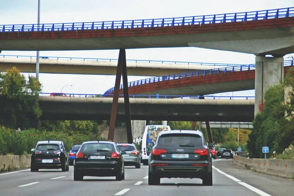 Madrid Spanya 2018 Köprünün Altından Geçen Bir Araba Trafiği Otoyolunun — Stok fotoğraf