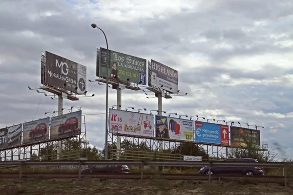 Alcobendas Spanya 2018 Yoldan Görülebilen Farklı Şirket Şirketlerin Reklamları Moraleja — Stok fotoğraf