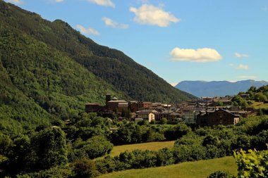 Torla-Ordesa, İspanya; 06 14 2016. Huesca 'daki İspanyol Pireneleri' nde bulunan küçük Torla-Ordesa kasabası. Ara Nehri vadisinde küçük bir kasaba..