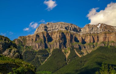 İspanya 'nın Huesca, İspanya' nın Torla-Ordesa kentinde görülen İspanyol Pirenelerindeki Mondarruego arması. Ordesa 'nın ünlü vadisinde doğal manzara.