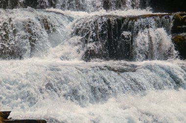 Arazas nehri, Pireneler, Huesca, İspanya 'da Soaso Basamakları olarak da bilinir. Nehir yatağının taş bloklarına şiddetli bir şekilde düşen su damlaları..