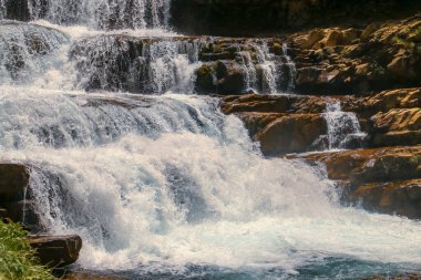 Arazas nehri, Pireneler, Huesca, İspanya 'da Soaso Basamakları olarak da bilinir. Nehir yatağının taş bloklarına şiddetli bir şekilde düşen su damlaları..