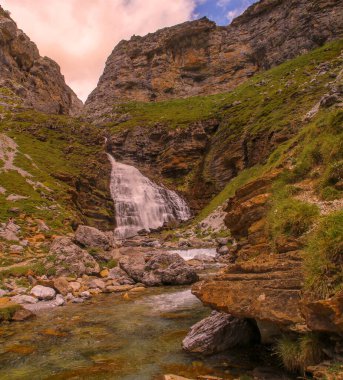 Atkuyruklu şelale Ordesa Vadisi 'nde, İspanyol Pireneleri, Huesca, İspanya. Arazas nehrinin kaynağının yakınındaki şelalenin güzel doğal bir manzarası. Yürüyüşçülerin çok ziyaret ettiği bir yer..