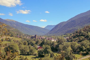 Broto İspanya 'nın Aragon Özerk Topluluğu' nun Huesca eyaletine bağlı belediyesi. İspanyol Pireneleri 'nde Ara nehri vadisinde küçük bir kasaba..