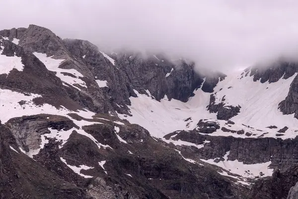 프랑스 눈덮인 봉우리 안개낀 봉우리 들입니다 가파른 위에서 바위와 얼음이 — 스톡 사진