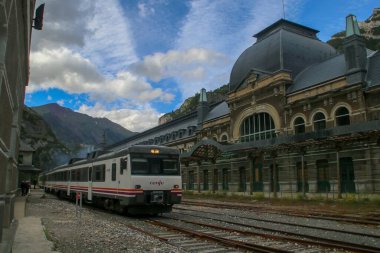 Canfranc, İspanya 'nın başkenti Canfranc' ta yer alan bir tren istasyonudur ve Fransa sınırına yakındır. Açılışı 1928 'de yapıldı..