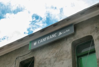 Canfranc, İspanya; 06: 15 2016. Canfranc tren istasyonu posteri. Canfranc Uluslararası İstasyonu, İspanya 'nın Canfranc belediyesinde Fransa sınırına yakın bir demiryolu istasyonu..