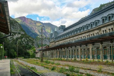 Uluslararası Canfranc istasyonu, Fransa sınırına yakın olan Canfranc belediyesinde (Huesca) bulunan bir tren istasyonudur..