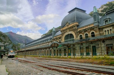 Uluslararası Canfranc istasyonu, Fransa sınırına yakın olan Canfranc belediyesinde (Huesca) bulunan bir tren istasyonudur..