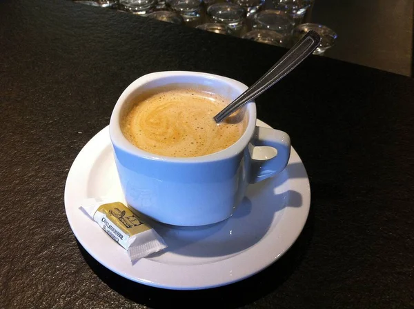 2016年6月16日 フランス ウルドス コーヒーにはスプーンと砂糖が用意されています ウルドスの小さなレストランで牛乳とコーヒー — ストック写真