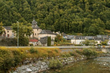 Sarrance Fransız Pirenesi 'nde küçük bir köy. Taşın Leydisi Kilisesi (Fransızca: Eglise Notre Dame de la Pierre) ve Aspe Nehri.