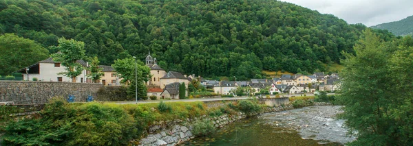 Сарранс Маленький Городок Французских Пиренеях Река Аспе Дома Традиционной Архитектуры — стоковое фото