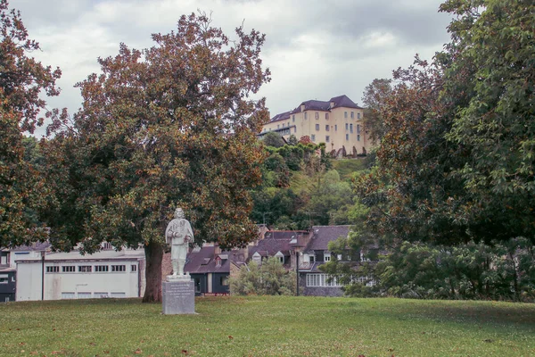 Oloron Sainte Marie France 2016 Статуя Жана Армана Пейрера Капитана — стоковое фото