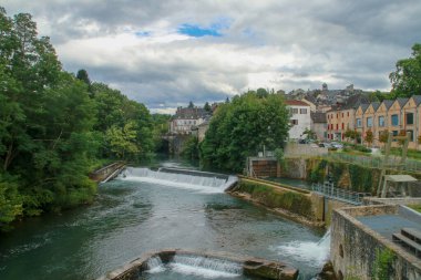Ossau nehrindeki barajlar, Oloron-Sainte-Marie, Fransa. Şehrin içinden geçen nehir kıyısının şehir manzarası..