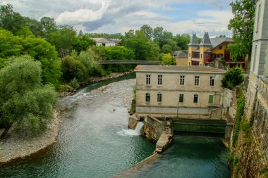 Aspe Nehri üzerindeki Saint Claire köprüsünden Oloron-Sainte-Marie (Fransa) kasabası. Şehrin içinden geçen nehir kıyısının şehir manzarası..
