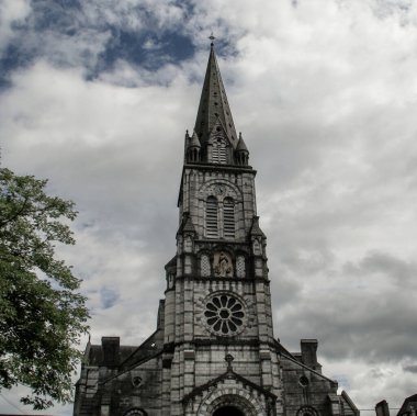 Eglise Notre-Dame d 'Oloron-Sainte-Marie (Türkçe: Oloron-Sainte-Marie Kilisesi), Fransa. Giriş ve gül pencereli ana cephe.
