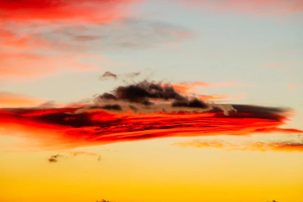 日没の最後の光線の暖かい色で雲 美しい色でリラックスを伝える風景 — ストック写真