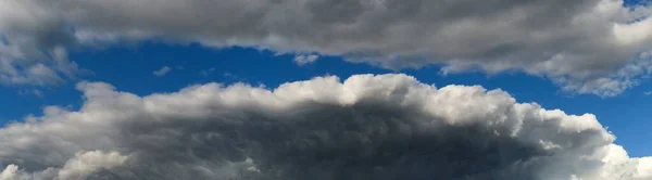 地平線に広範囲なクラスタのパノラマ 嵐の雲のように見えるものの形成と拡大 — ストック写真