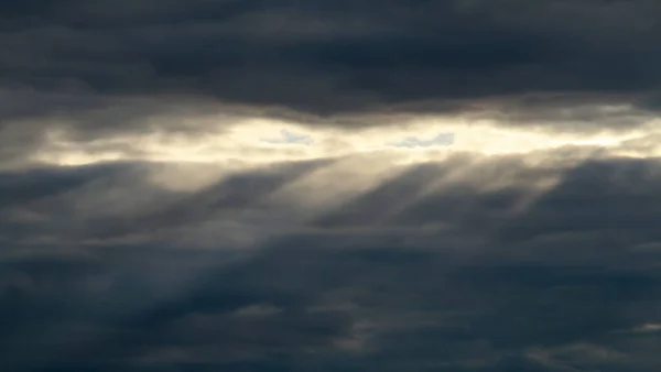 Raios Luz Solar Horizonte Entre Nuvens Céu Nublado Onde Apenas — Fotografia de Stock