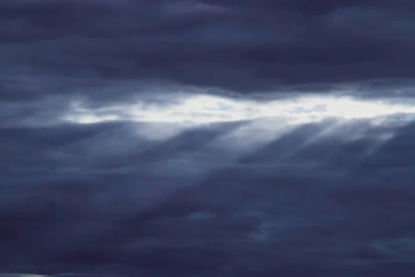 Raios Luz Solar Horizonte Entre Nuvens Céu Nublado Onde Apenas — Fotografia de Stock