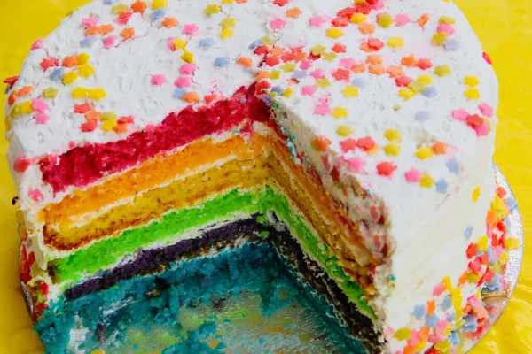 Pyszne Puszyste Ciasto Tęczowe Kolorowy Tort Dzielenia Się Imprezach — Zdjęcie stockowe