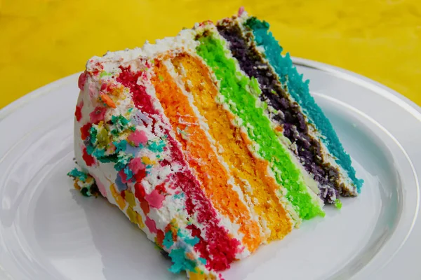 美味而蓬松的彩虹蛋糕 一个五彩斑斓的蛋糕 可以在派对上分享 — 图库照片