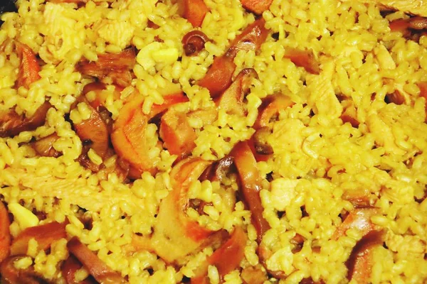米饭加玉米片 西班牙菜 黄鼠狼 尼斯卡罗 藏红花牛奶帽和红松蘑菇 牠们广泛分布于伊比利亚半岛 — 图库照片
