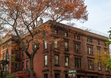 Tipik Brooklyn, New York, ABD binası. 2 Pierrepont Pl 'daki bina. Brooklyn Heights 'da. 2019 Sonbaharı.