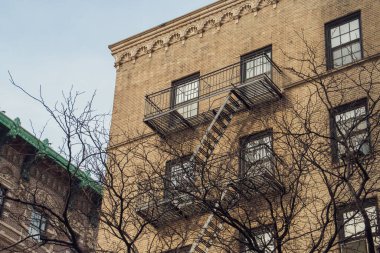 Tuğladan yapılmış binalar, tipik Brooklyn mimarisi yangın merdivenleri, New York, ABD. Brooklyn Heights 'taki Montague ve Hicks caddeleri arasında bir bina. 2019 Sonbaharı.