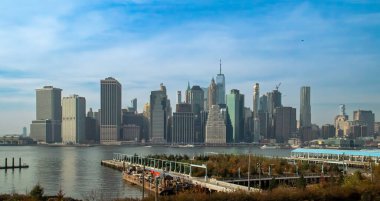 New York, ABD 'deki Brooklyn Heights gezinti güvertesinden Manhattan' ın Finansal Bölgesi. Manhattan ve Doğu Nehri 'nin aşağısındaki gökdelenlerin panoramik manzarası. 2019 Sonbaharı.