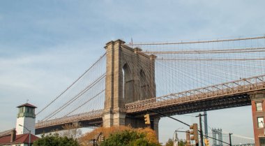 Fulton ve Furman caddelerinin kesiştiği Brooklyn Köprüsü. Brooklyn ve Manhattan 'ı ABD' ye bağlayan ikonik köprünün mimari detayları. 11 Kasım 2019.