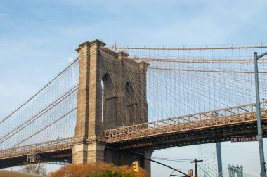 Fulton ve Furman caddelerinin kesiştiği Brooklyn Köprüsü. Brooklyn ve Manhattan 'ı ABD' ye bağlayan ikonik köprünün mimari detayları. 11 Kasım 2019.