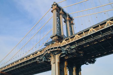 Brooklyn 'deki ana cadde parkından Manhattan Köprüsü' nün mimari detayları. Brooklyn rıhtımındaki kemer ve rıhtımların manzarası. 2019 sonbaharı. NYC, ABD.