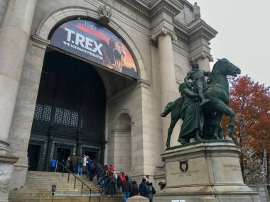 New York, ABD. 11 112019. Amerikan Doğa Tarihi Müzesi 'nin girişine öğrenci gezisi. Batı Central Park 200 numarada Theodore Roosevelt 'in heykeliyle müze cephesi.