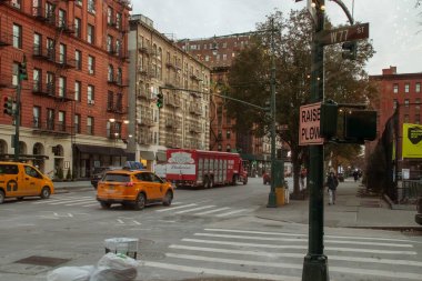 New York, ABD. 112 2019. Yağmurlu bir öğleden sonra New York sokaklarında taksiler ve diğer araçlar sürüyor. Columbus Bulvarı ve W 77. caddenin kesiştiği yer Shake Shack Terasında görüldüğü gibi..