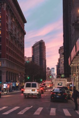New York, ABD, 12 Kasım 2019. New York gökdelenleri ve alacakaranlıkta trafik. 5. Cadde 'nin manzarası 27. Cadde' den güneye bakıyor. Arka planda Flatiron Binası var..