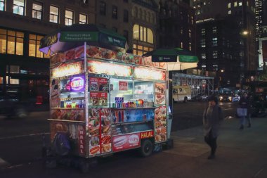 New York, ABD. 12 Kasım 2019. NYC 'deki Beşinci Cadde' deki şehir gece manzarası. 5. cadde ile 26. Cadde 'nin kesiştiği yerde tipik bir New York yemek arabası..