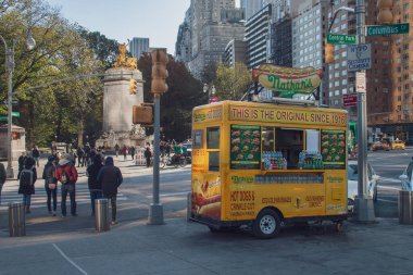 New York, ABD. 13 Kasım 2019. Columbus Meydanı 'ndaki sokak yemekleri tezgahında. New York şehir merkezindeki şehir panoraması. Central Park 'ın güneybatısında..