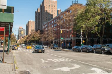 New York, ABD. 13 Kasım 2019. New York 'ta trafik ve şehir manzarası. Dük Ellington kavşağından 5. caddede trafik vardı..