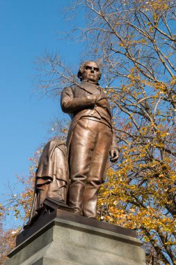 Thomas Ball tarafından yaratılan ve Central Park, Manhattan, New York 'a monte edilen Daniel Webster' ın bir açık hava bronz heykeli. Batı yolu boyunca 72. caddede yer almaktadır ve 1876 yılında tahrif edilmiştir..