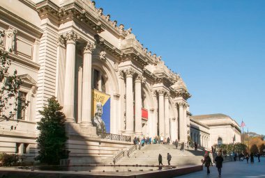 New York, ABD. 13 Kasım 2019. Central Park, New York 'ta sonbahar manzarası. Beşinci Cadde 'deki Metropolitan Sanat Müzesi' nin Neoklasik cephesi.