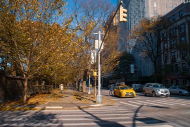 New York, ABD. 13 Kasım 2019. Sonbaharda Central Park yakınlarında şehir trafiği. Şehir manzarası, 97. caddeden 5. Cadde 'nin kuzeyine bakın..
