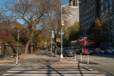 New York, ABD. 13 Kasım 2019. Sonbaharda Central Park yakınlarında şehir trafiği. Şehir manzarası, E 96. Cadde 'den 5. Cadde' nin kuzeyi..
