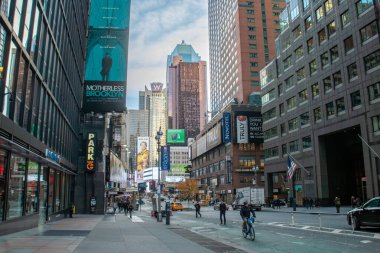 New York, ABD. 13 Kasım 2019. New York 'un şehir merkezi Manhattan, ABD. Batı 51. Cadde ile kesişen kavşağın güneyine bak. Aydınlatılmış reklamlarla dolu canlı ve renkli bir cadde..