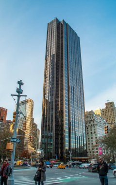 New York, ABD. 13 Kasım 2019. Manhattan, ABD 'de şehir merkezi New York silueti. Central Park 'ın yanındaki Trump Uluslararası Otel ve Kulesi gün batımında günlük trafik ile çevrilidir..