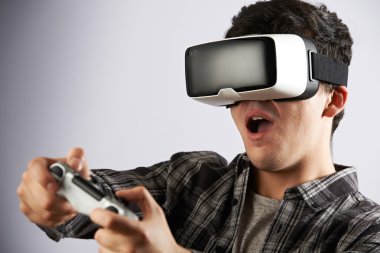 Video sanal gerçeklik kulaklık giyen oyun oynarken adam