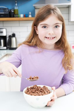 Şekerli mısır gevreği kase mutfakta yemek kız