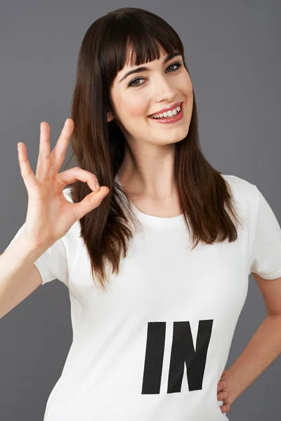 Supporter van de jonge vrouw dragen T Shirt bedrukt met In Slogan — Stockfoto